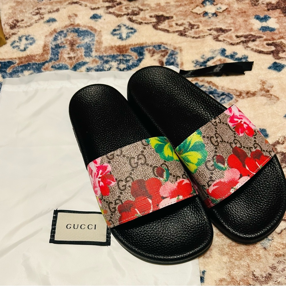 Gucci Bloom Slides. Size 7. These are a dupe, but near perfect.